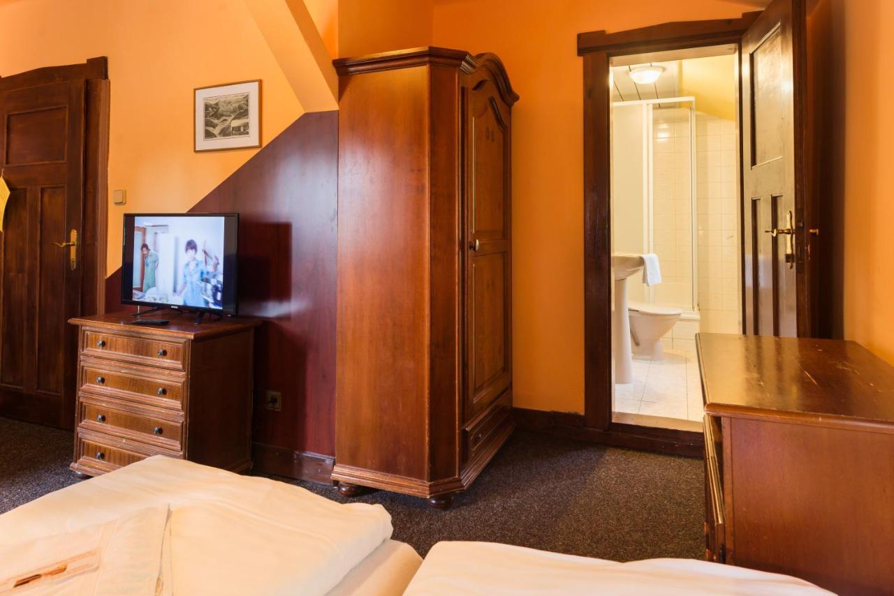 Dreibettzimmer mit Bad
